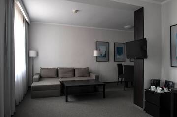 Фото номера Люкс с кроватью размера &quot;king-size&quot; и диваном-кроватью Отель Best Western Hotel Edison г. Пжезмерово 9