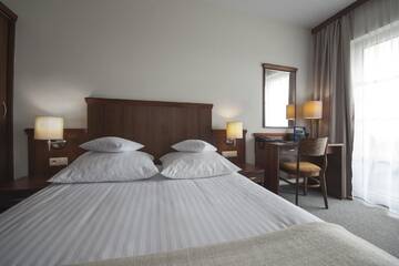 Фото номера Double Room with Sofa Bed with Lake View Отель Best Western Hotel Edison г. Пжезмерово 3